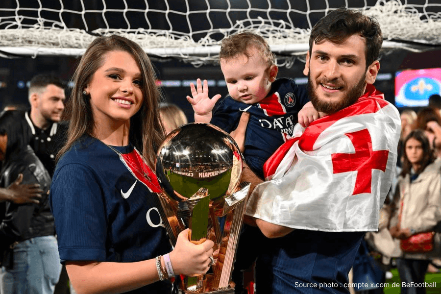 Kvaratskhelia dribble adversaire au Parc des Princes Paris saison 2025 2026