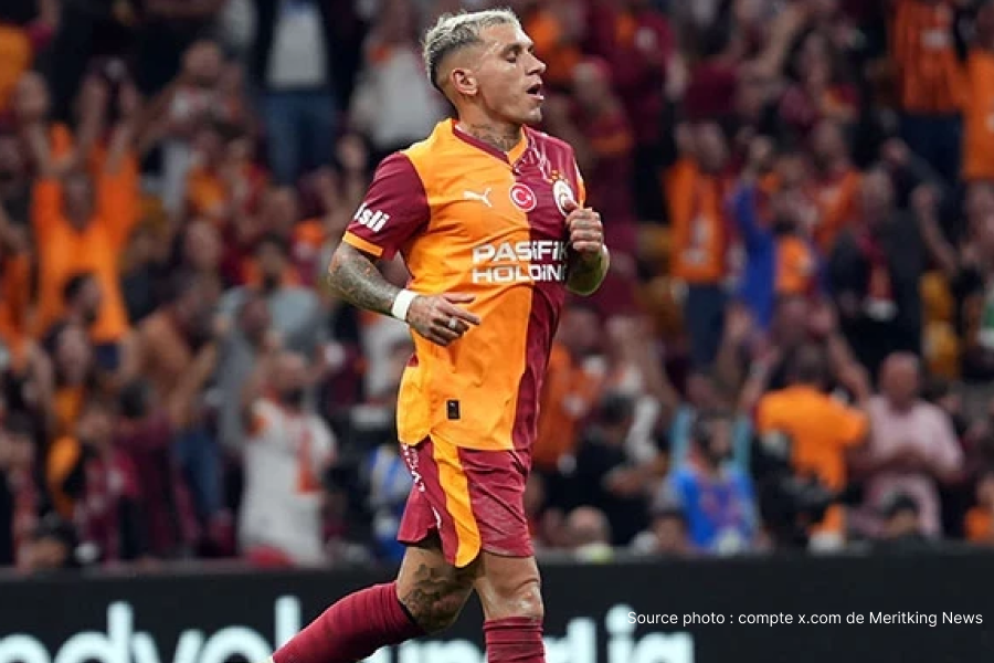 Victor Osimhen attaquant nigérian célèbre un but avec Galatasaray