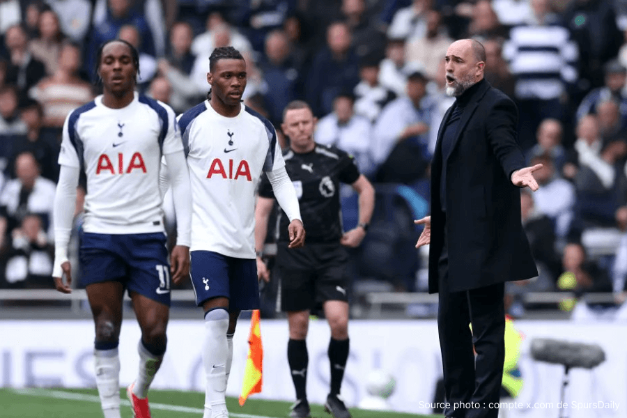Igor Tudor sur le banc de Tottenham lors d'un match de Premier League mars 2026
