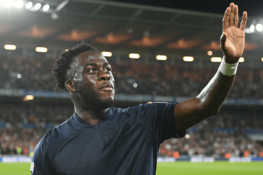 Arnaud Kalimuendo célébrant un but sous le maillot de Nottingham Forest