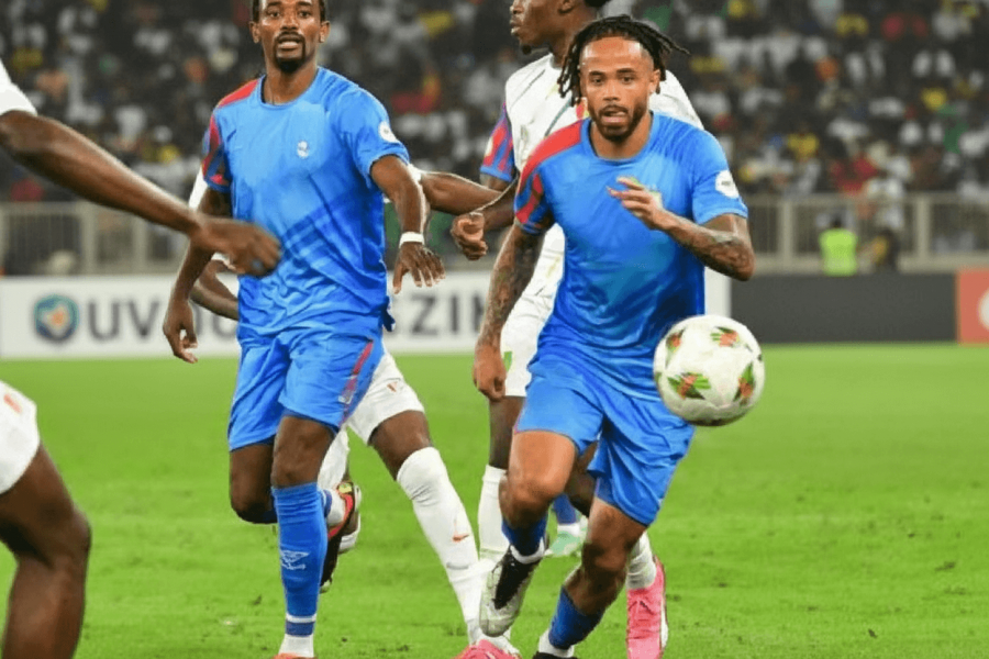 L'équipe nationale de la RDC en train de célébrer une victoire, avec des sourires et des bras levés en signe de joie sur le terrain