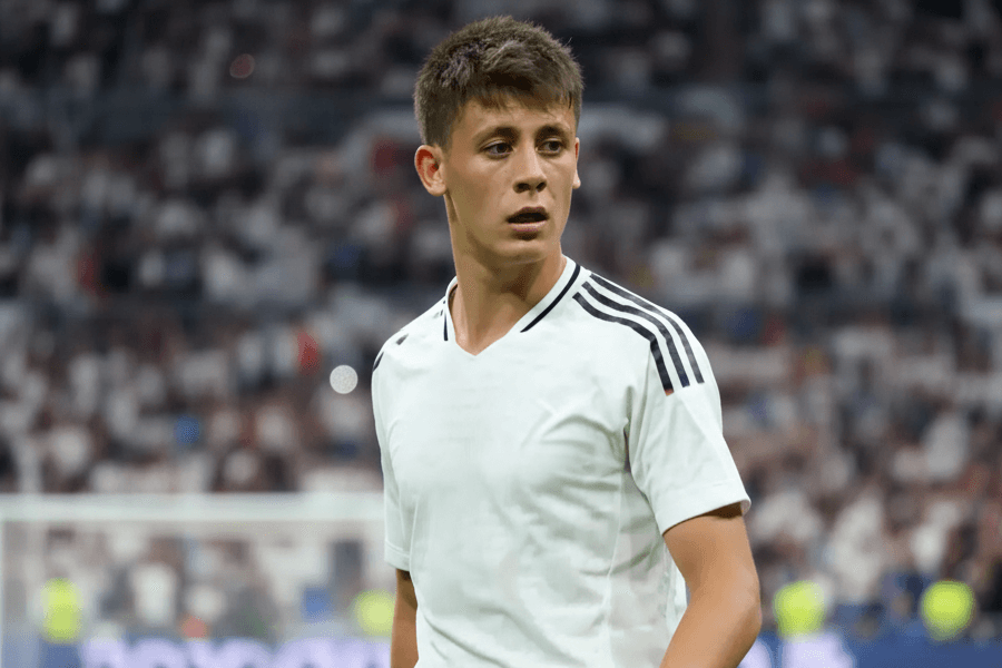 Arda Güler dribblant un défenseur lors d'un match.