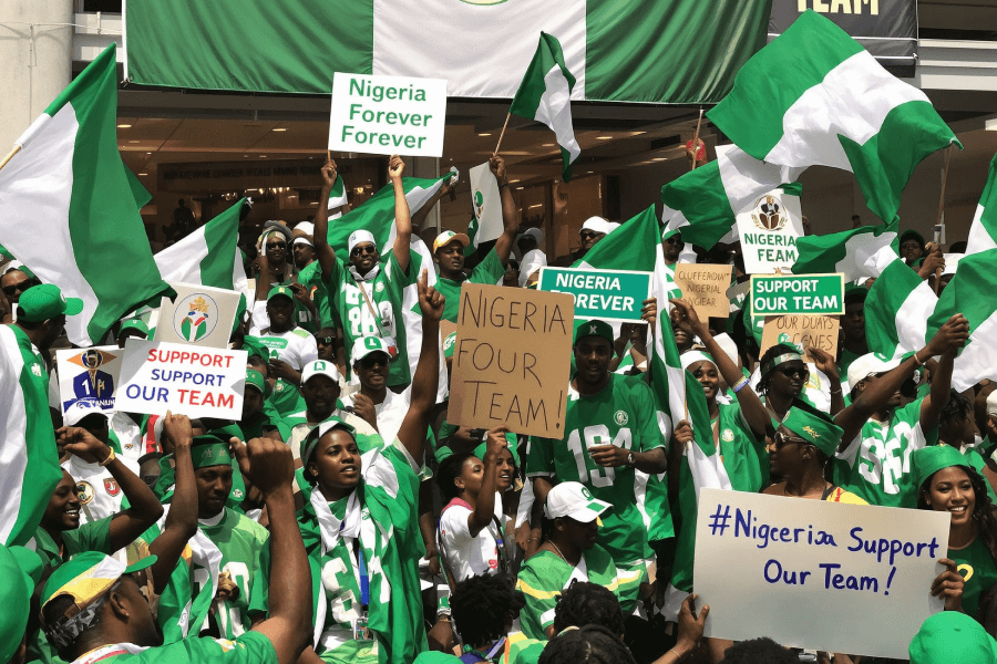 Supporters nigérians manifestant leur soutien à l'équipe.