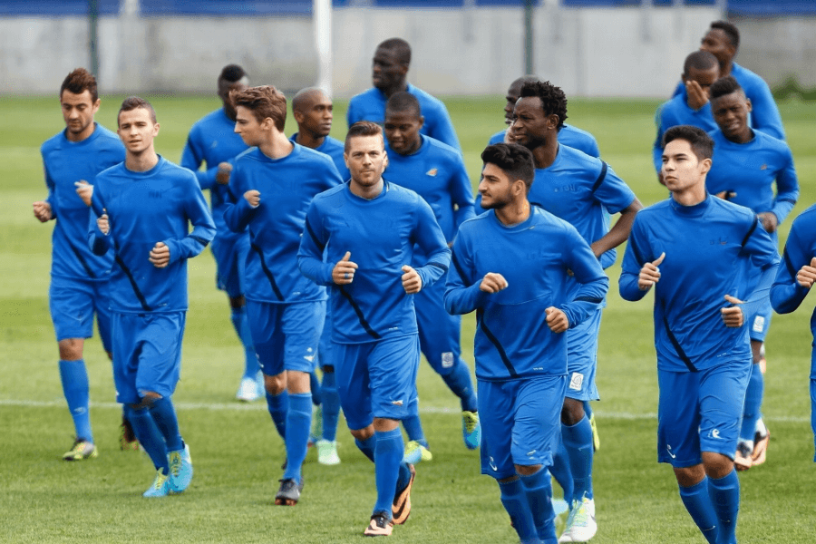 L’équipe du KRC Genk célébrant une victoire sur le terrain.