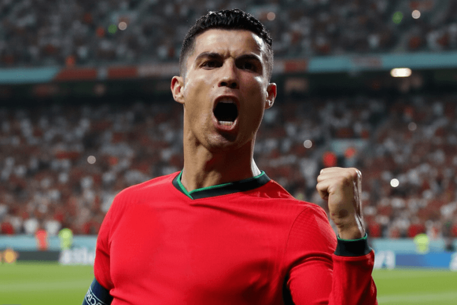 Cristiano Ronaldo quittant le terrain après son expulsion face à l’Irlande.