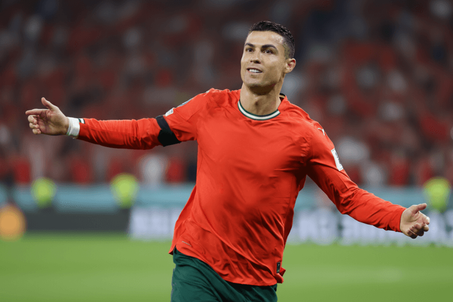 Ronaldo réagissant aux fans après son expulsion controversée.