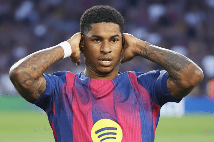 Marcus Rashford célébrant un but en qualifications.