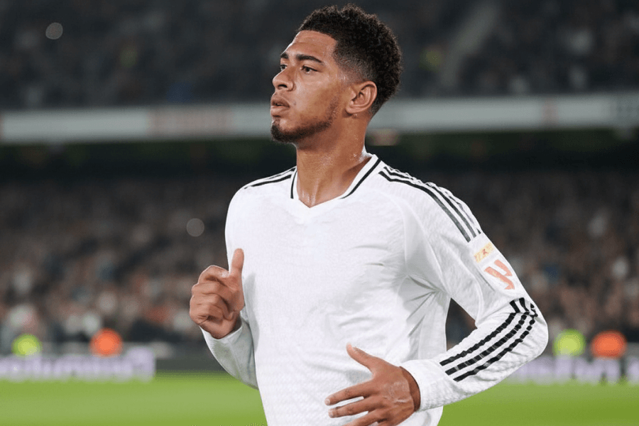 Jude Bellingham créant une occasion de but contre un adversaire.