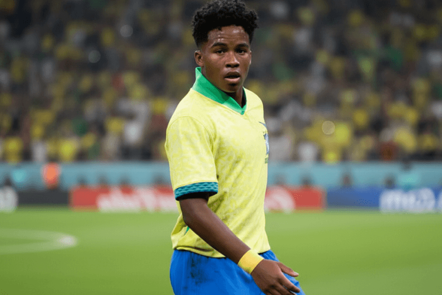 Endrick en action sur le terrain avec le maillot lyonnais.