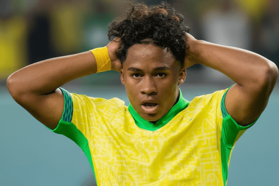 Endrick célébrant un but avec ses nouveaux coéquipiers à Lyon.