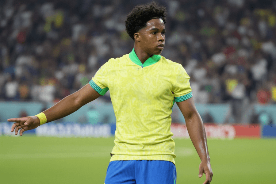 Endrick lors de son arrivée à Lyon pour un prêt.