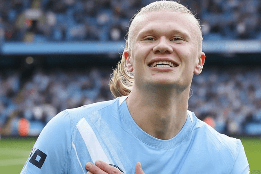 Haaland réalisant un tir puissant lors d'un match.