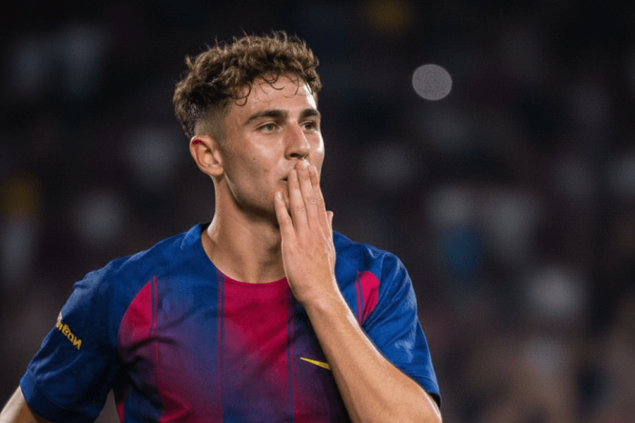 López discutant avec ses coéquipiers lors d'un match.