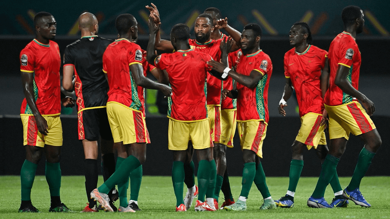 L'équipe guinéenne en action pendant un match de qualification.