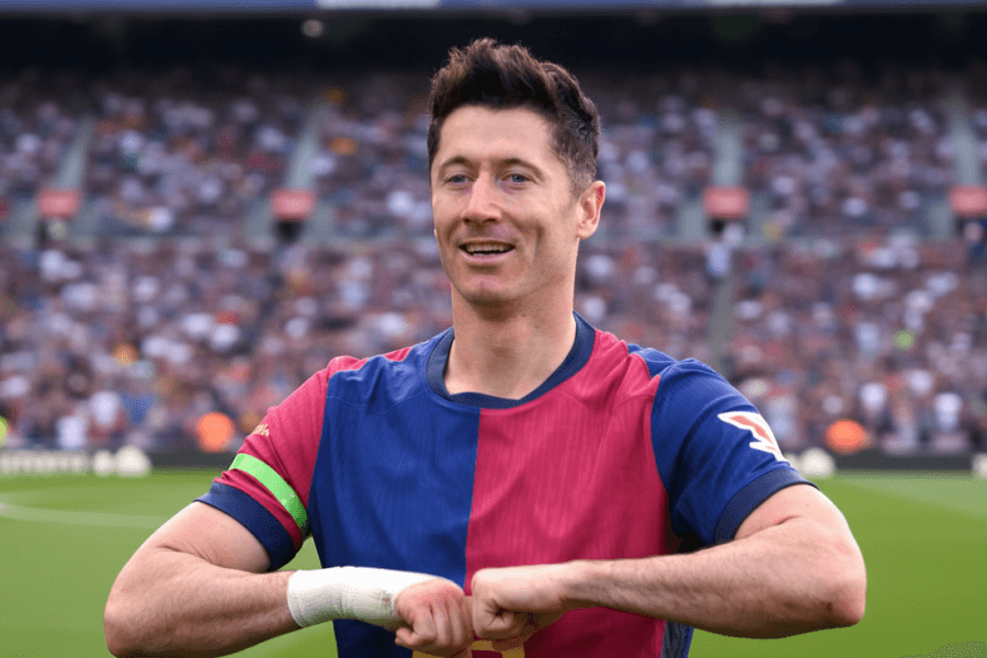 Robert Lewandowski célébrant un but avec le FC Barcelone lors d'un match.
