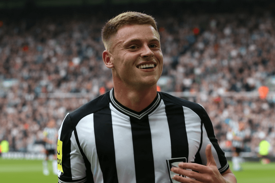 Harvey Barnes sous la pluie, applaudissant les supporters de Newcastle.