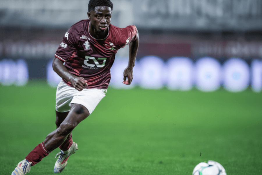 Ibou Sané dribblant un défenseur lors d'un match avec le FC Metz.