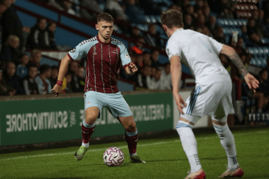 Jonathan Gjoshe lors d'un entraînement avec ses coéquipiers.