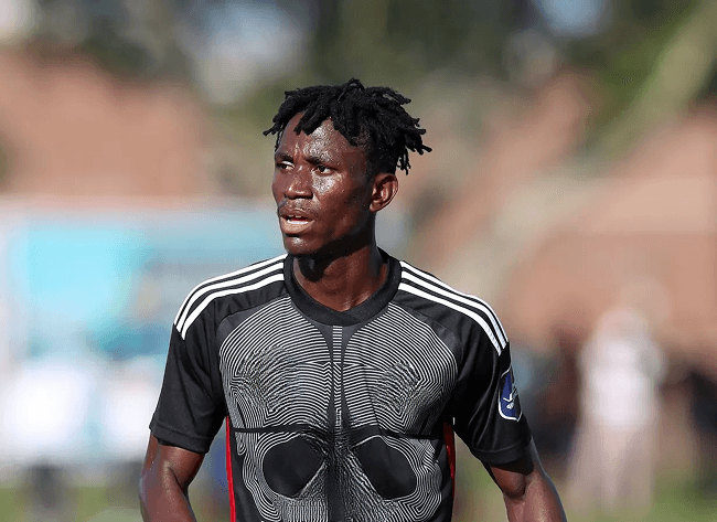 Karim Kimvuidi posant fièrement avec le maillot du FC Ashdod.