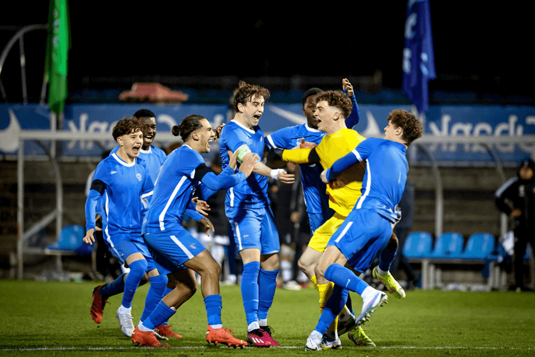 Les joueurs du KRC Genk en pleine action lors d'un match