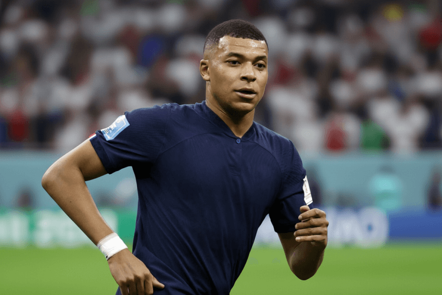 Kylian Mbappé en action sur le terrain, marquant un but décisif pour le Real Madrid.