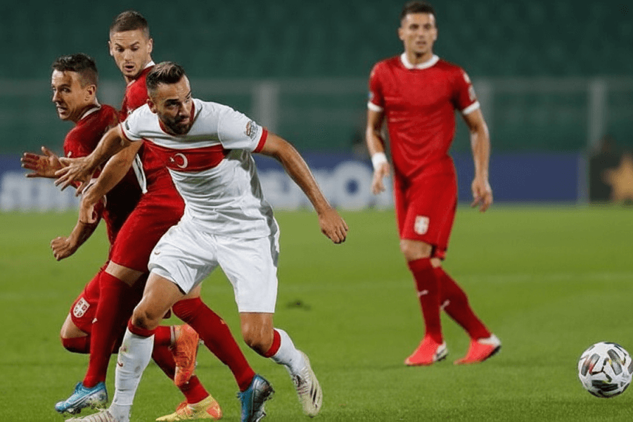 Les joueurs turcs célébrant leur victoire contre la Bulgarie.