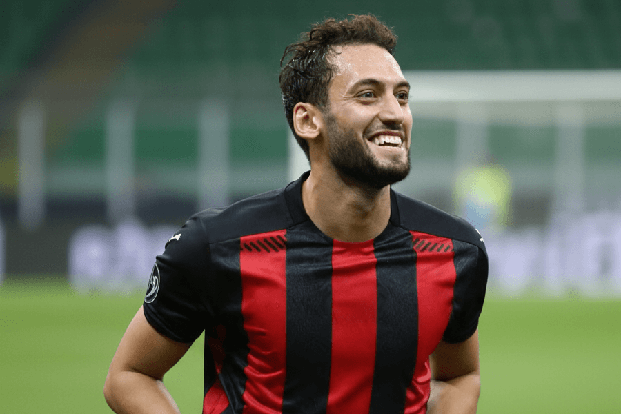 Hakan Çalhanoğlu exécutant un penalty lors du match.