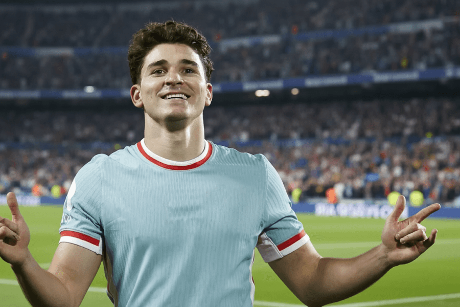 Julián Álvarez, attaquant de Manchester City, visé par Barcelone.