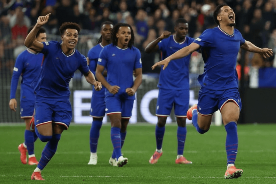 Supporters de la France accueillant les joueurs au stade