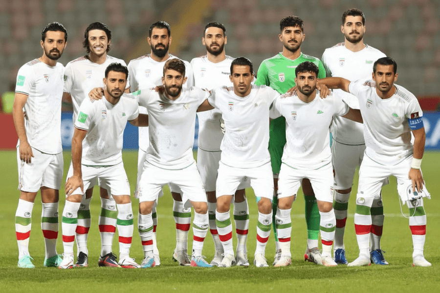 Les joueurs de la sélection iranienne en réunion stratégique avant le coup d'envoi.