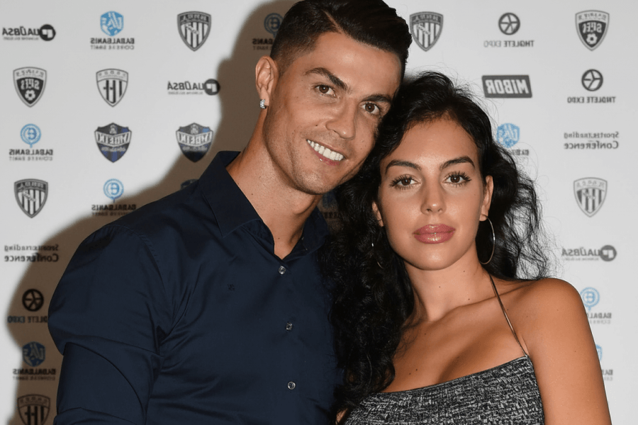 Cristiano Ronaldo et Georgina Rodriguez en couple sur le tapis rouge.