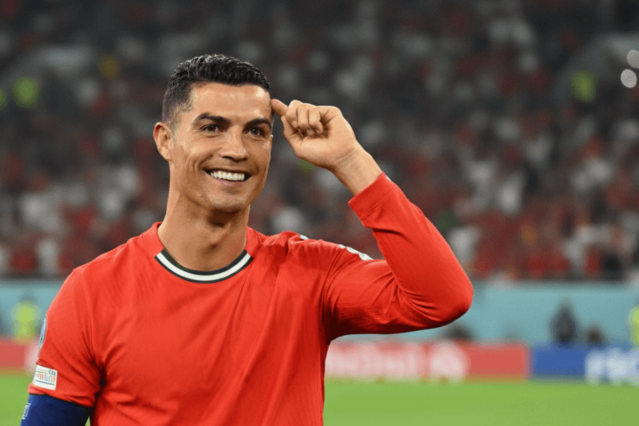 Cristiano Ronaldo souriant lors d'un événement public.