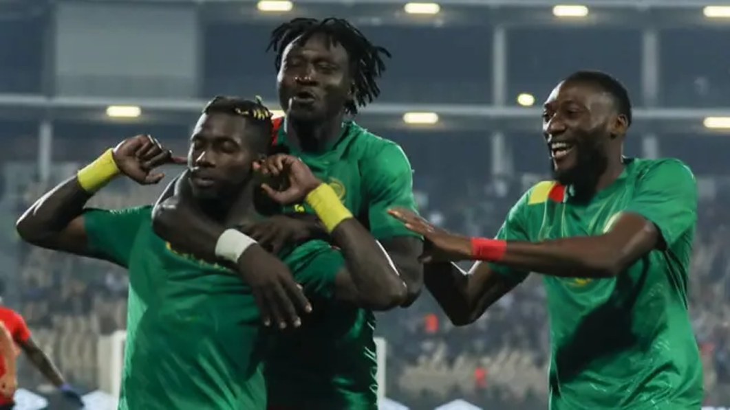 Les joueurs du Cameroun s'échauffant avant le match
