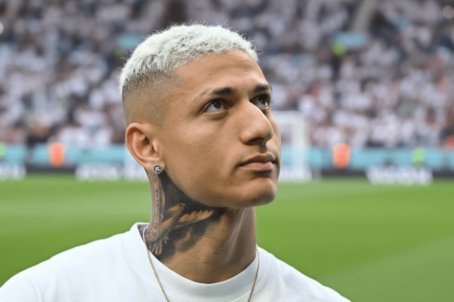 Les joueurs de Tottenham félicitant Richarlison après son but exceptionnel.