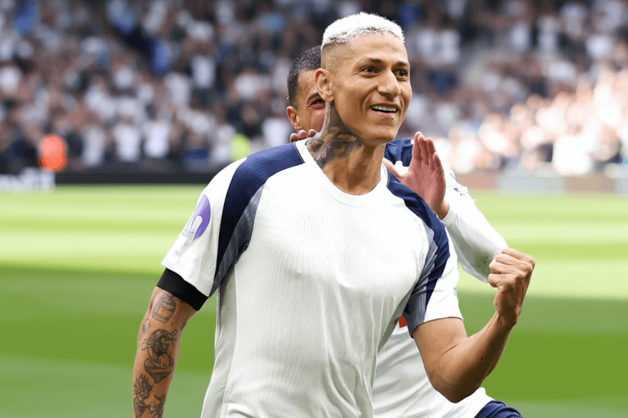 Richarlison célébrant son but légendaire contre Arsenal à l’Emirates Stadium.