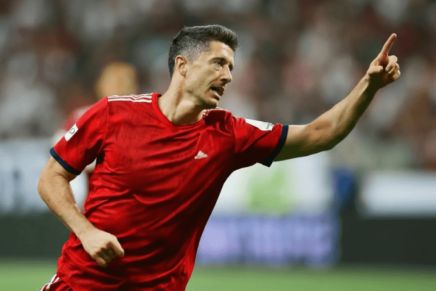 Lewandowski discutant avec l'entraîneur pendant un match.