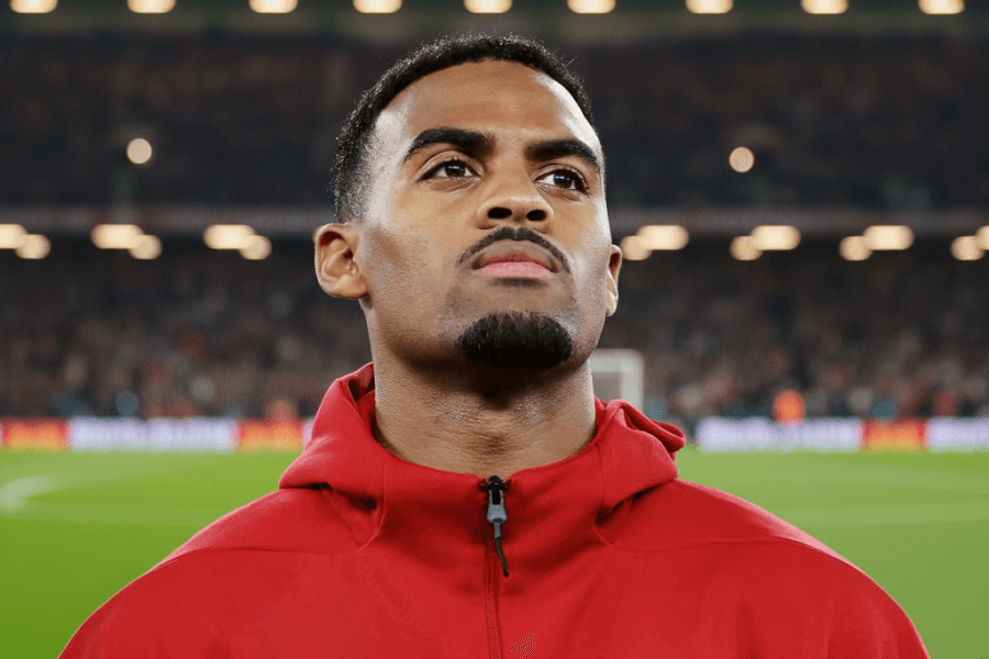 Célébration de Gravenberch après un but en match.