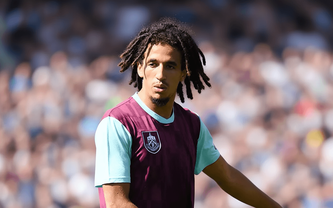 Alex Tuanzebe défendant contre un adversaire sur le terrain.