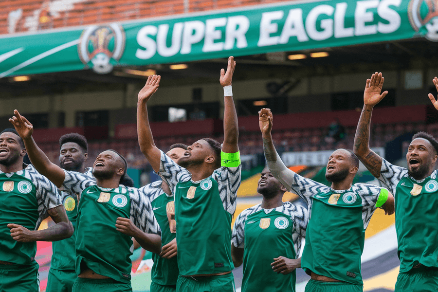 L'équipe du Nigeria célébrant une victoire précédente sur le terrain.