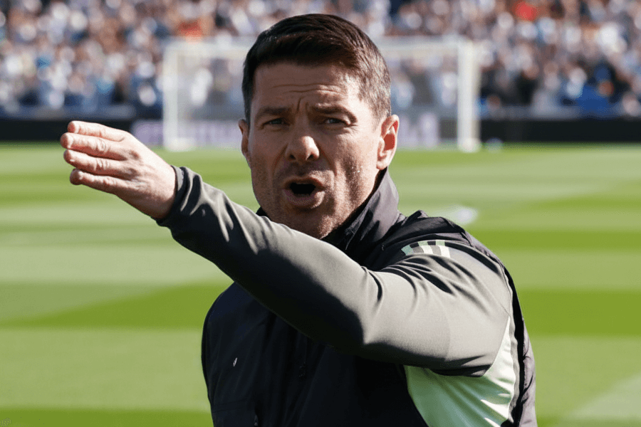 Xabi Alonso donnant des instructions à ses joueurs pendant un match de Liga