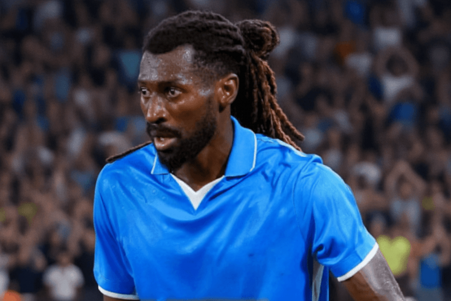 Zambo-Anguissa dribblant un défenseur lors d'un match de Naples.