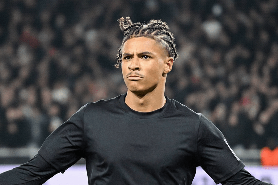 Jean-Matéo Baoïa dribblant un défenseur en Bundesliga.