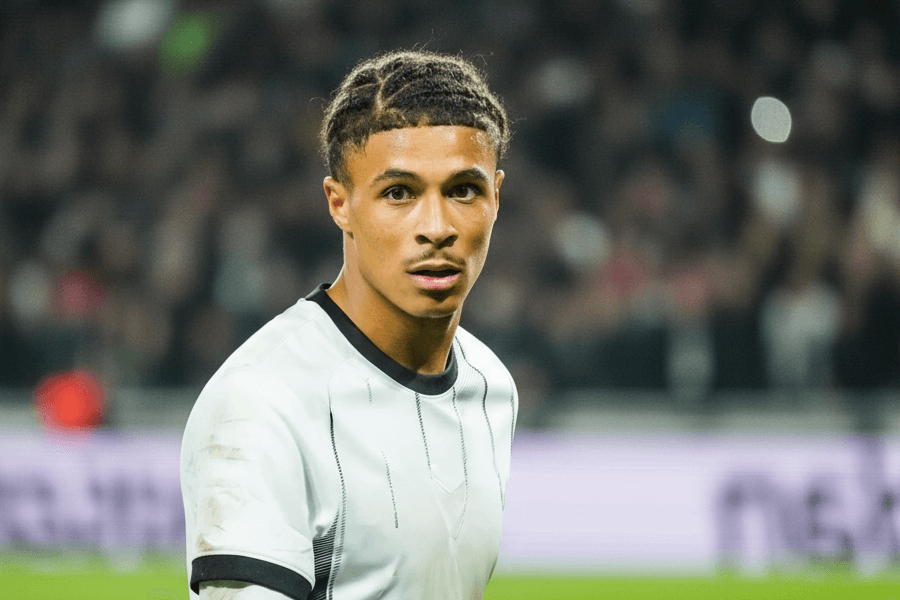 Jean-Matéo Baoïa souriant après avoir marqué un but.