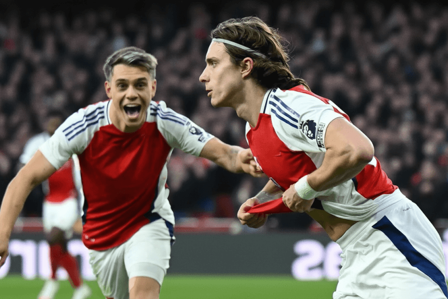 Arsenal FC célébrant un but lors d'un match.