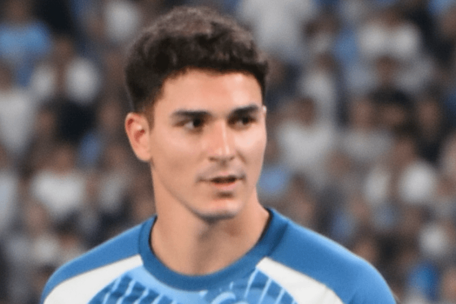 Julián Álvarez dribblant un défenseur sur le terrain.