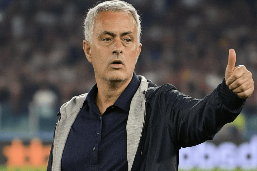 José Mourinho analysant les performances de son équipe.