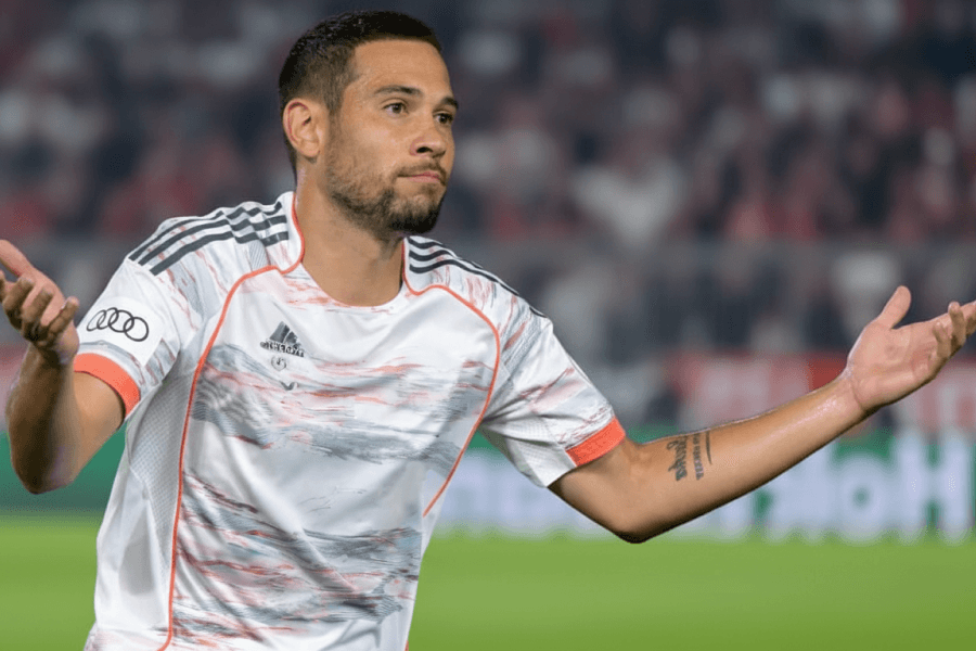 Raphael Guerreiro lors d'un match avec le Bayern Munich.