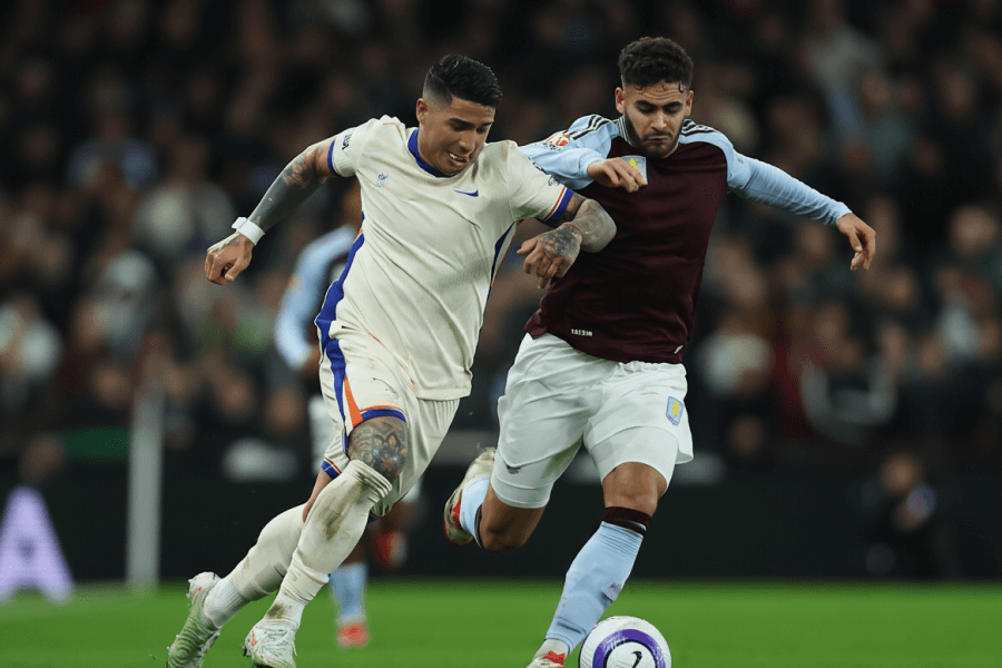 Joueurs d'Aston Villa en fête après la victoire.