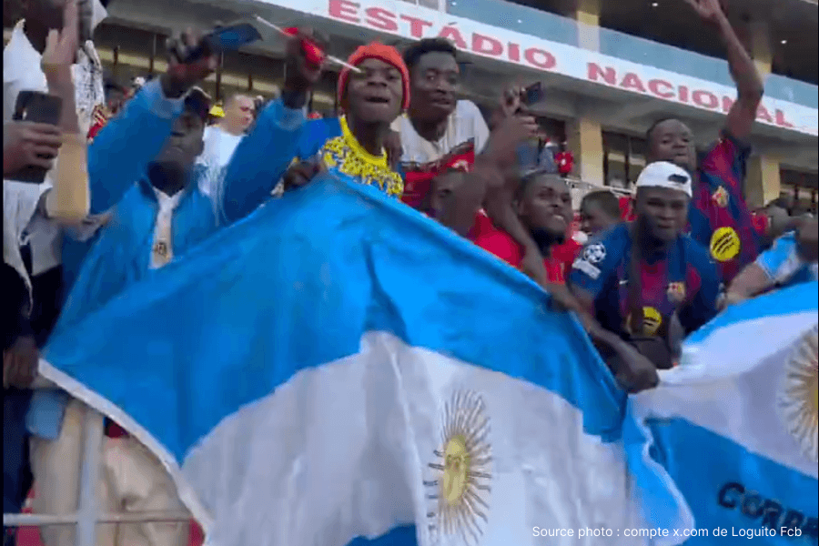 Les supporters argentins soutenant leur équipe.