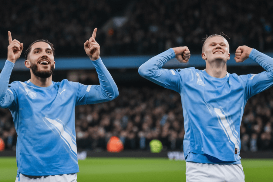 Les joueurs de Manchester City célébrant un but décisif.